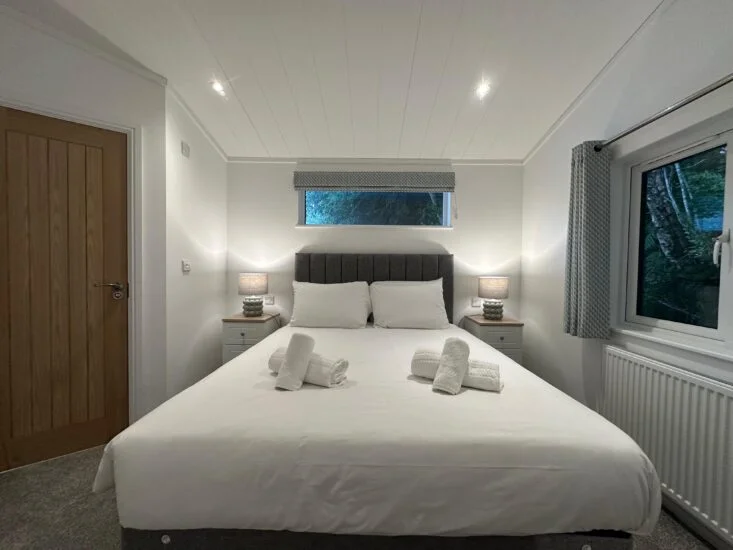 Lodges for hire on Loch Ness